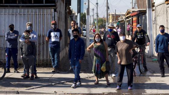Alrededor de un centenar de vecinos de El Bosque, una localidad de la periferia de Santiago, protestaron para denunciar la falta de alimentos y la pobreza que sufren a causa de la cuarentena decretada por el Gobierno para tratar de contener la pandemia por el coronavirus.  Foto: Sebastián Silva - EFE