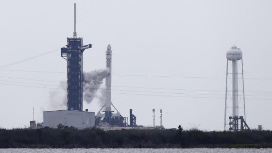 Los astronautas de la NASA Robert Behnken y Douglas Hurley viajarán en la nave espacial Crew Dragon a la Estación Espacial Internacional a las 4:33 p.m. EDT el 27 de mayo. El lanzamiento sería el primer vuelo espacial tripulado desde suelo estadounidense desde 2011.  Foto: SpaceX - EFE