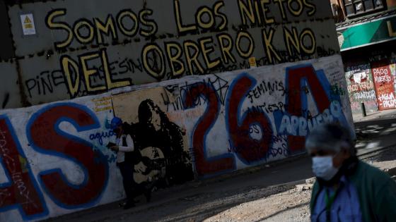 Fuerzas Especiales de Carabineros acompañaron a los manifestantes durante una concentración en la Plaza Italia de Santiago (Chile), con motivo de la celebración del Día Internacional del Trabajador.  Foto: Alberto Valdés