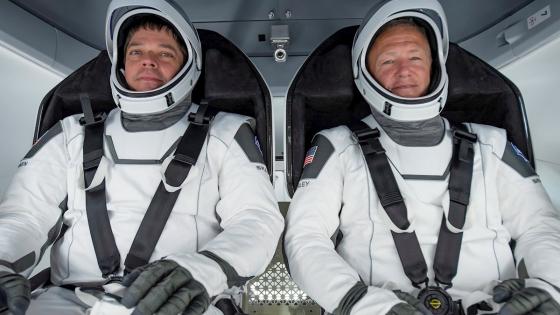 Los astronautas de la NASA Robert Behnken y Douglas Hurley viajarán en la nave espacial Crew Dragon a la Estación Espacial Internacional a las 4:33 p.m. EDT el 27 de mayo. El lanzamiento sería el primer vuelo espacial tripulado desde suelo estadounidense desde 2011.  Foto: SpaceX - EFE