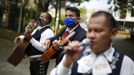 Los serenateros colombianos, que viven de hacer presentaciones en cumpleaños y otras celebraciones con rancheras mexicanas o canciones vallenatas, han tenido que ingeniárselas para aguantar la crisis causada por el coronavirus.   Foto: Ernesto Guzmán Jr. - EFE