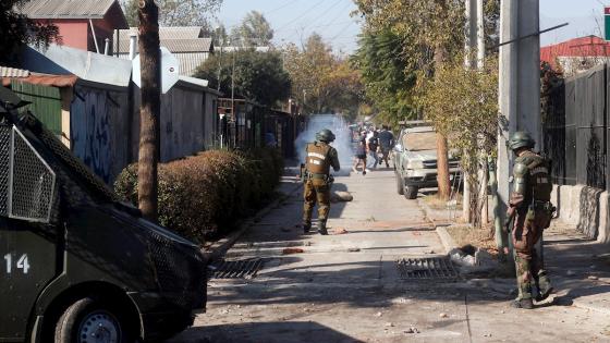 Alrededor de un centenar de vecinos de El Bosque, una localidad de la periferia de Santiago, protestaron para denunciar la falta de alimentos y la pobreza que sufren a causa de la cuarentena decretada por el Gobierno para tratar de contener la pandemia por el coronavirus.  Foto: Sebastián Silva - EFE