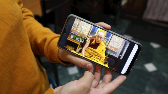 El líder espiritual tibetano Dalai Lama habló a través de una transmisión en vivo impartiendo enseñanzas budistas, a pedido de individuos y grupos de todo el mundo.  Foto: Sanjay Baid - EFE 
