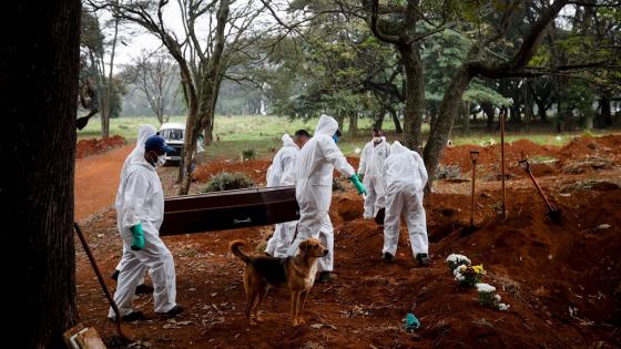 Así es el día a día de los sepultureros del cementerio brasileño de Vila Formosa, el mayor de Latinoamérica, en plena pandemia de coronavirus: "Es un cuerpo detrás de otro, no paramos". Foto: Fernando Bizerra - EFE Así es el día a día de los sepultureros del cementerio brasileño de Vila Formosa, el mayor de Latinoamérica, en plena pandemia de coronavirus: "Es un cuerpo detrás de otro, no paramos". Foto: Fernando Bizerra - EFE