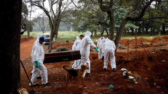 Así es el día a día de los sepultureros del cementerio brasileño de Vila Formosa, el mayor de Latinoamérica, en plena pandemia de coronavirus: "Es un cuerpo detrás de otro, no paramos".  Foto:  Fernando Bizerra - EFE