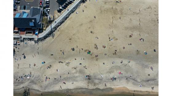 El estado de Nueva Jersey, el segundo con mayores casos de COVID-19 en EEUU, volvió a abrir sus playas y parques públicos este fin de semana y cientos de personas disfrutaron del sol en Long Branch.   Foto: Tayfun Coşkun - Anadolu 