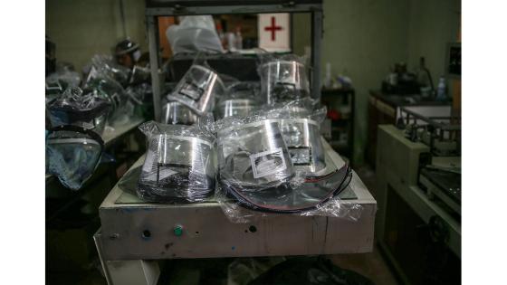 Para evitar la propagación del Covid-19, una microempresa del municipio de Soacha creó unos elementos de bioseguridad llamados ‘Caretas de vida’, que consiste en la fabricación en serie de máscaras antifluido, de bajo costo, elaboradas en polietileno reciclable.  Foto: Juancho Torres - Anadolu