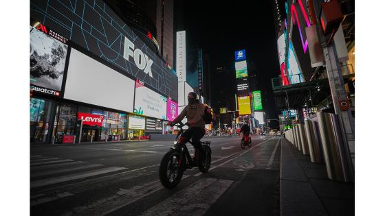 Este emblemático lugar de la ciudad de Nueva York se ve solitario, mientras los neoyorquinos permanecen en sus casas para evitar la propagación del coronavirus.  Foto: Tayfun Coşkun