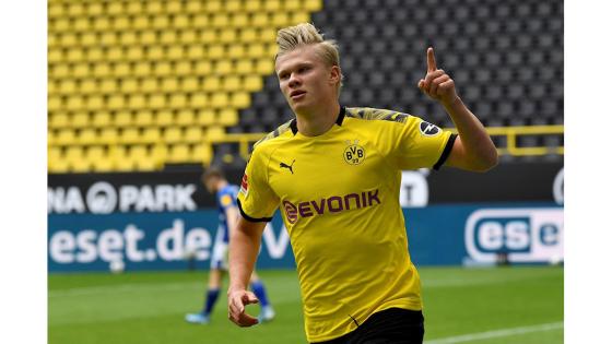 Borussia Dortmund derroto a Schalke 04 en el regreso de la Bundesliga. Haaland, Guerreiro y Hazard anotaron los goles para el Dortmund en un encuentro que finalizo 4-0 a favor del equipo local. Foto: Martin Meissner Borussia Dortmund derroto a Schalke 04 en el regreso de la Bundesliga. Haaland, Guerreiro y Hazard anotaron los goles para el Dortmund en un encuentro que finalizo 4-0 a favor del equipo local. Foto: Martin Meissner