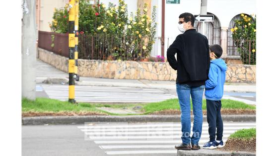 El presidente Iván Duque anunció este martes 5 de mayo que los niños y jóvenes entre 6 y 17 años podrán salir tres veces a la semana durante media hora y acompañados por un cuidador que no esté en el grupo poblacional en riesgo.  Foto: Andrés Lozano - KienyKe.com 