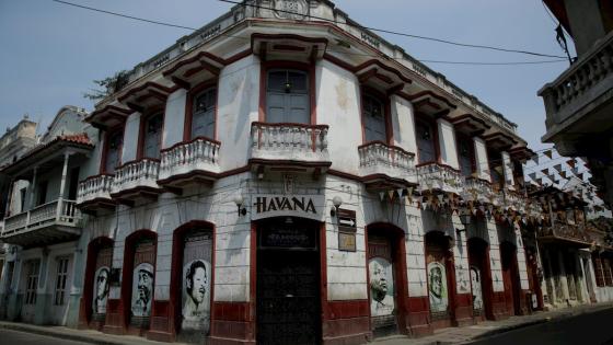 En Colombia hay al menos 50.000 bares y más de 44.000 restaurantes legales que emplean a unas 850.000 personas que hoy están a la deriva por la COVID-19, pues el país está en cuarentena desde el pasado 25 de marzo y los ingresos por domicilios, en la mayoría de casos, no se acercan ni a la mitad de las ventas habituales. En Colombia hay al menos 50.000 bares y más de 44.000 restaurantes legales que emplean a unas 850.000 personas que hoy están a la deriva por la COVID-19, pues el país está en cuarentena desde el pasado 25 de marzo y los ingresos por domicilios, en la mayoría de casos, no se acercan ni a la mitad de las ventas habituales.