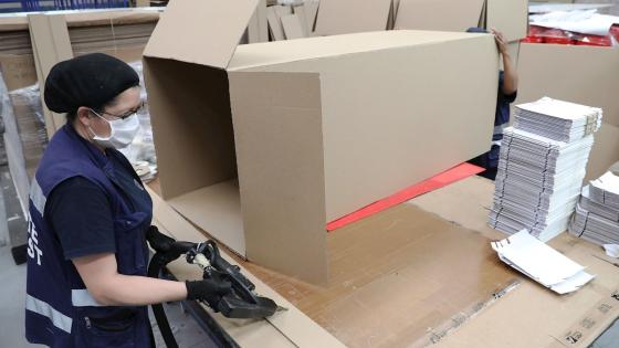 La fábrica ABC Displays comenzó a producir camas hospitalarias hechas con cartón, que cumplen con una doble función, ya que pueden transformarse en ataúdes si el paciente fallece por Covid-19.  Foto: Carlos Ortega - EFE