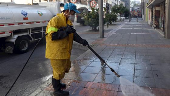 Bogotá amaneció este jueves con cinco nuevas zonas en alerta naranja por la pandemia de COVID-19, sectores que estarán bajo vigilancia epidemiológica para frenar la cadena de contagios en la capital colombiana donde están 4.685 de los 12.930 casos del país.  Foto: Carlos Ortega - EFE