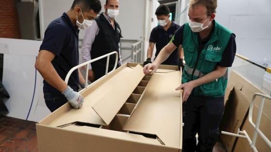 La fábrica ABC Displays comenzó a producir camas hospitalarias hechas con cartón, que cumplen con una doble función, ya que pueden transformarse en ataúdes si el paciente fallece por Covid-19.  Foto: Carlos Ortega - EFE