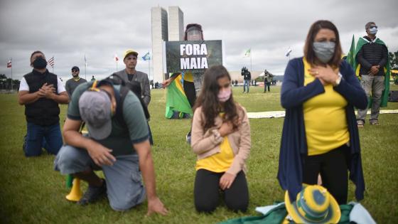 Defensores del presidente brasileño Jair Bolsonaro, realizan un acto de protesta en la capital federal Brasilia, contra el Supremo Tribunal de Justicia (STF) de Brasil, los presidentes de la Cámara de Diputados y del Senado federal y los gobernadores que apoyan la cuarentena durante la pandemia de coronavirus que ya ha dejado a más de 10 mil personas fallecidas en el país.  Foto: Andre Borges - EFE 