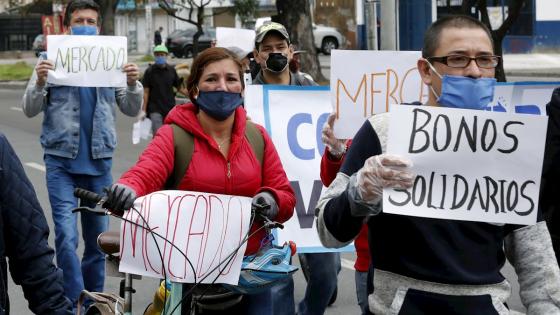 Trabajadores del sector del calzado participan en una marcha en la que exigen que se hagan efectivas las ayudas del Gobierno, al no contar con ningún ingreso económico y sin la posibilidad de poder trabajar debido a la cuarentena nacional por cuenta de la pandemia por coronavirus.  Foto: Mauricio Dueñas - EFE