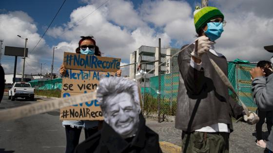 Cientos de estudiantes ecuatorianos, desafiando a las restricciones sanitarias aplicadas por el coronavirus, realizaron una "manifestación biosegura" contra los recortes presupuestarios a las universidades.    Foto: José Jácome - EFE 