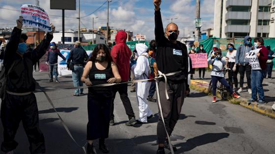 Cientos de estudiantes ecuatorianos, desafiando a las restricciones sanitarias aplicadas por el coronavirus, realizaron una "manifestación biosegura" contra los recortes presupuestarios a las universidades.    Foto: José Jácome - EFE 