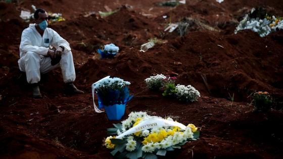 Así es el día a día de los sepultureros del cementerio brasileño de Vila Formosa, el mayor de Latinoamérica, en plena pandemia de coronavirus: "Es un cuerpo detrás de otro, no paramos".  Foto:  Fernando Bizerra - EFE