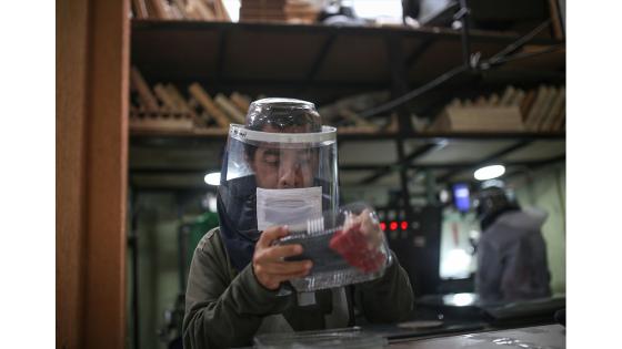 Para evitar la propagación del Covid-19, una microempresa del municipio de Soacha creó unos elementos de bioseguridad llamados ‘Caretas de vida’, que consiste en la fabricación en serie de máscaras antifluido, de bajo costo, elaboradas en polietileno reciclable.  Foto: Juancho Torres - Anadolu