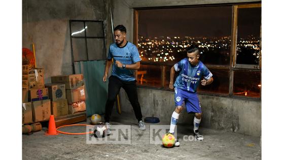 Diego tiene en su casa, en el barrio Country sur, localidad Rafael Uribe Uribe, los implementos necesarios para sus clases: balones, conos y la pasión que lo llevan a la terraza de su casa a hacer estas sesiones.  Foto: Andrés Lozano 