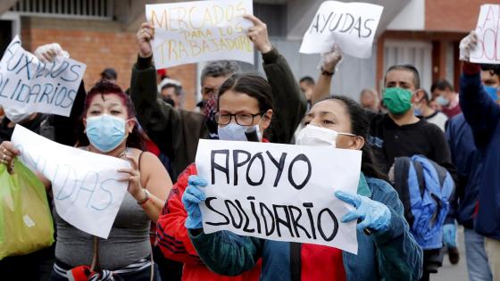 Trabajadores del sector del calzado participan en una marcha en la que exigen que se hagan efectivas las ayudas del Gobierno, al no contar con ningún ingreso económico y sin la posibilidad de poder trabajar debido a la cuarentena nacional por cuenta de la pandemia por coronavirus.  Foto: Mauricio Dueñas - EFE