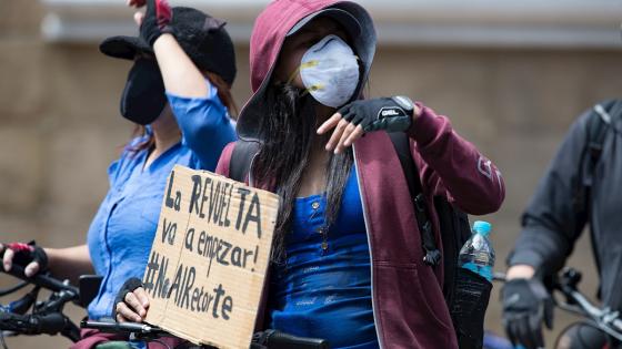 Cientos de estudiantes ecuatorianos, desafiando a las restricciones sanitarias aplicadas por el coronavirus, realizaron una "manifestación biosegura" contra los recortes presupuestarios a las universidades.    Foto: José Jácome - EFE 