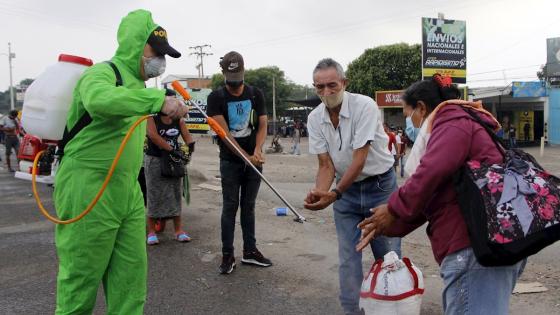 El deseo de miles de venezolanos de regresar a su país por la pandemia del coronavirus, que los dejó sin oportunidades de trabajo en Colombia, se ha convertido en toda una odisea para familias enteras que a diario chocan con todo tipo de obstáculos para llegar hasta la frontera.   Foto: Alex Pérez - EFE 