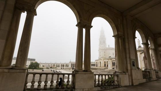 Este año el día de la virgen de Fátima se celebra sin la presencia física de los peregrinos debido a la pandemia de Covid-19, sin embargo hoy se realizo una peregrinación en la Basílica de Nuestra Señora del Rosario en el santuario de Fátima.  Foto: Paulo Novais - EFE 