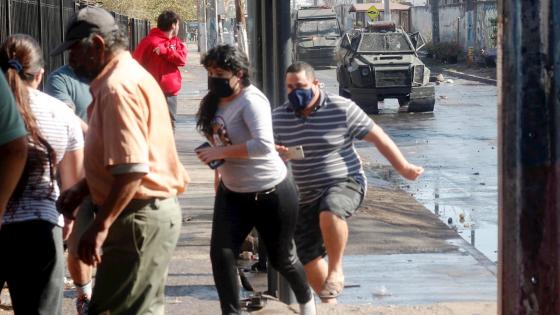 Alrededor de un centenar de vecinos de El Bosque, una localidad de la periferia de Santiago, protestaron para denunciar la falta de alimentos y la pobreza que sufren a causa de la cuarentena decretada por el Gobierno para tratar de contener la pandemia por el coronavirus. Foto: Sebastián Silva - EFE Alrededor de un centenar de vecinos de El Bosque, una localidad de la periferia de Santiago, protestaron para denunciar la falta de alimentos y la pobreza que sufren a causa de la cuarentena decretada por el Gobierno para tratar de contener la pandemia por el coronavirus. Foto: Sebastián Silva - EFE
