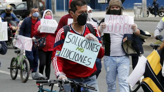 Trabajadores del sector del calzado participan en una marcha en la que exigen que se hagan efectivas las ayudas del Gobierno, al no contar con ningún ingreso económico y sin la posibilidad de poder trabajar debido a la cuarentena nacional por cuenta de la pandemia por coronavirus.  Foto: Mauricio Dueñas - EFE