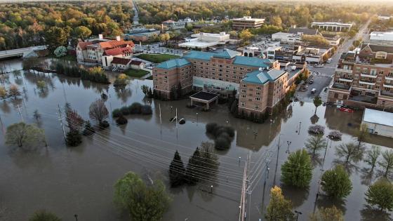 El 19 de mayo de 2020 La presa cedió después de fuertes lluvias, enviando agua río abajo y haciendo que la presa de Sanford cediera. Casi 10,000 personas fueron obligadas a evacuar sus hogares.  Foto: Tannen Maury