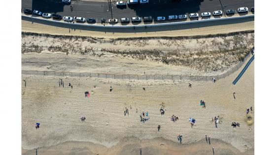 El estado de Nueva Jersey, el segundo con mayores casos de COVID-19 en EEUU, volvió a abrir sus playas y parques públicos este fin de semana y cientos de personas disfrutaron del sol en Long Branch.   Foto: Tayfun Coşkun - Anadolu 