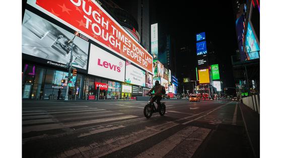 Este emblemático lugar de la ciudad de Nueva York se ve solitario, mientras los neoyorquinos permanecen en sus casas para evitar la propagación del coronavirus.  Foto: Tayfun Coşkun