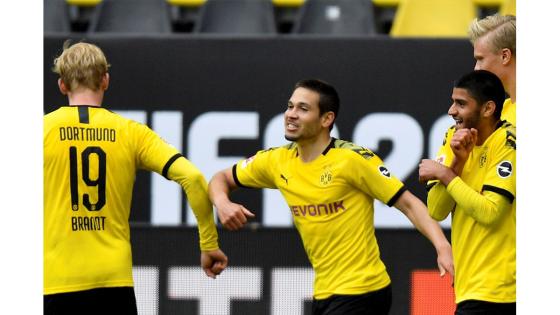 Borussia Dortmund derroto a Schalke 04 en el regreso de la Bundesliga. Haaland, Guerreiro y Hazard anotaron los goles para el Dortmund en un encuentro que finalizo 4-0 a favor del equipo local.  Foto: Martin Meissner