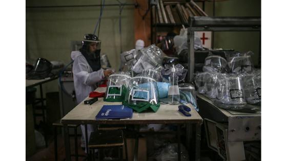 Para evitar la propagación del Covid-19, una microempresa del municipio de Soacha creó unos elementos de bioseguridad llamados ‘Caretas de vida’, que consiste en la fabricación en serie de máscaras antifluido, de bajo costo, elaboradas en polietileno reciclable.  Foto: Juancho Torres - Anadolu