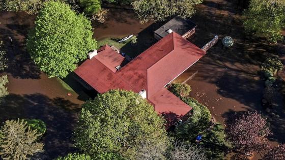 El 19 de mayo de 2020 La presa cedió después de fuertes lluvias, enviando agua río abajo y haciendo que la presa de Sanford cediera. Casi 10,000 personas fueron obligadas a evacuar sus hogares.  Foto: Tannen Maury