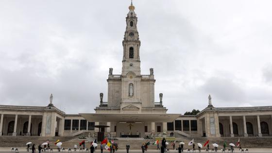 Este año el día de la virgen de Fátima se celebra sin la presencia física de los peregrinos debido a la pandemia de Covid-19, sin embargo hoy se realizo una peregrinación en la Basílica de Nuestra Señora del Rosario en el santuario de Fátima.  Foto: Paulo Novais - EFE 