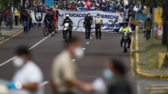 Cientos de estudiantes ecuatorianos, desafiando a las restricciones sanitarias aplicadas por el coronavirus, realizaron una "manifestación biosegura" contra los recortes presupuestarios a las universidades.    Foto: José Jácome - EFE 