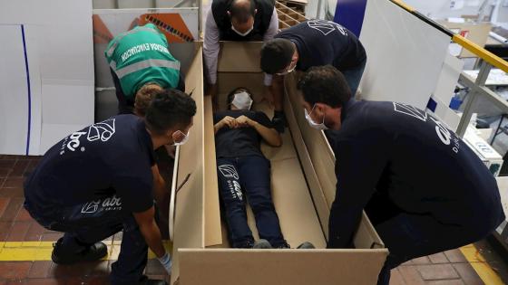 La fábrica ABC Displays comenzó a producir camas hospitalarias hechas con cartón, que cumplen con una doble función, ya que pueden transformarse en ataúdes si el paciente fallece por Covid-19.  Foto: Carlos Ortega - EFE