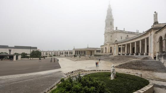 Este año el día de la virgen de Fátima se celebra sin la presencia física de los peregrinos debido a la pandemia de Covid-19, sin embargo hoy se realizo una peregrinación en la Basílica de Nuestra Señora del Rosario en el santuario de Fátima.  Foto: Paulo Novais - EFE 