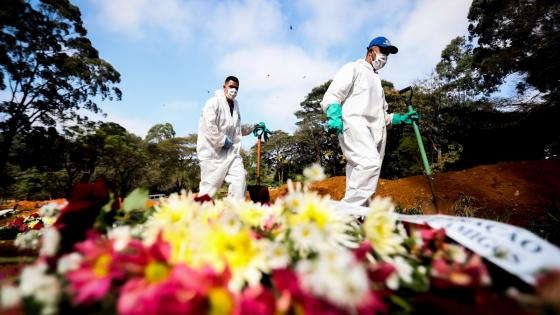 Así es el día a día de los sepultureros del cementerio brasileño de Vila Formosa, el mayor de Latinoamérica, en plena pandemia de coronavirus: "Es un cuerpo detrás de otro, no paramos".  Foto:  Fernando Bizerra - EFE