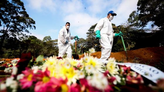 Así es el día a día de los sepultureros del cementerio brasileño de Vila Formosa, el mayor de Latinoamérica, en plena pandemia de coronavirus: "Es un cuerpo detrás de otro, no paramos".  Foto:  Fernando Bizerra - EFE