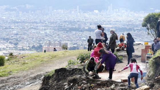 Resignación e impotencia son los sentimientos que embargan a niños, mujeres y hombres del barrio Altos de la Estancia, en el sur de Bogotá, tras ser desalojados de sus precarias viviendas en plena cuarentena decretada por el Gobierno colombiano para frenar la expansión del coronavirus.  Foto: Mauricio Dueñas Castañeda