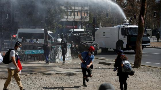 Fuerzas Especiales de Carabineros acompañaron a los manifestantes durante una concentración en la Plaza Italia de Santiago (Chile), con motivo de la celebración del Día Internacional del Trabajador.  Foto: Alberto Valdés