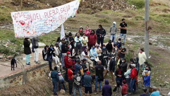 Resignación e impotencia son los sentimientos que embargan a niños, mujeres y hombres del barrio Altos de la Estancia, en el sur de Bogotá, tras ser desalojados de sus precarias viviendas en plena cuarentena decretada por el Gobierno colombiano para frenar la expansión del coronavirus.  Foto: Mauricio Dueñas Castañeda