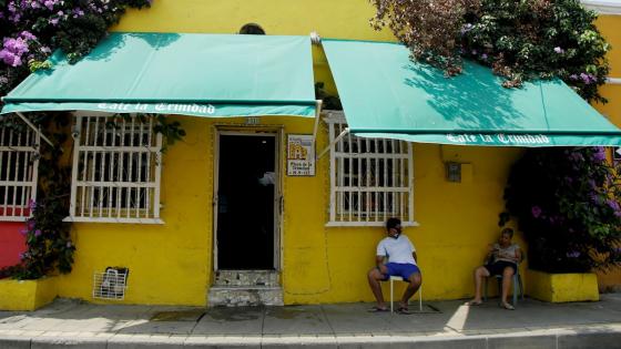 En Colombia hay al menos 50.000 bares y más de 44.000 restaurantes legales que emplean a unas 850.000 personas que hoy están a la deriva por la COVID-19, pues el país está en cuarentena desde el pasado 25 de marzo y los ingresos por domicilios, en la mayoría de casos, no se acercan ni a la mitad de las ventas habituales.  Foto: Ricardo Maldonado Rozo - EFE