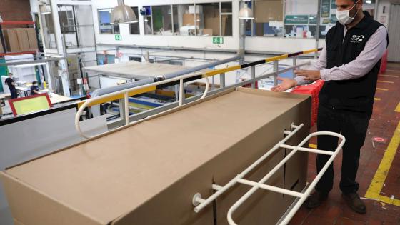 La fábrica ABC Displays comenzó a producir camas hospitalarias hechas con cartón, que cumplen con una doble función, ya que pueden transformarse en ataúdes si el paciente fallece por Covid-19.  Foto: Carlos Ortega - EFE