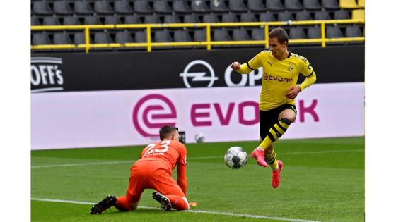 Borussia Dortmund derroto a Schalke 04 en el regreso de la Bundesliga. Haaland, Guerreiro y Hazard anotaron los goles para el Dortmund en un encuentro que finalizo 4-0 a favor del equipo local. Foto: Martin Meissner Borussia Dortmund derroto a Schalke 04 en el regreso de la Bundesliga. Haaland, Guerreiro y Hazard anotaron los goles para el Dortmund en un encuentro que finalizo 4-0 a favor del equipo local. Foto: Martin Meissner