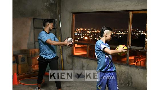 Es una nueva metodología para aprender y no dejar el fútbol. Nadie estaba preparado pero las barreras pueden ser superadas con la ayuda de la tecnología. Foto: Andrés Lozano Es una nueva metodología para aprender y no dejar el fútbol. Nadie estaba preparado pero las barreras pueden ser superadas con la ayuda de la tecnología. Foto: Andrés Lozano